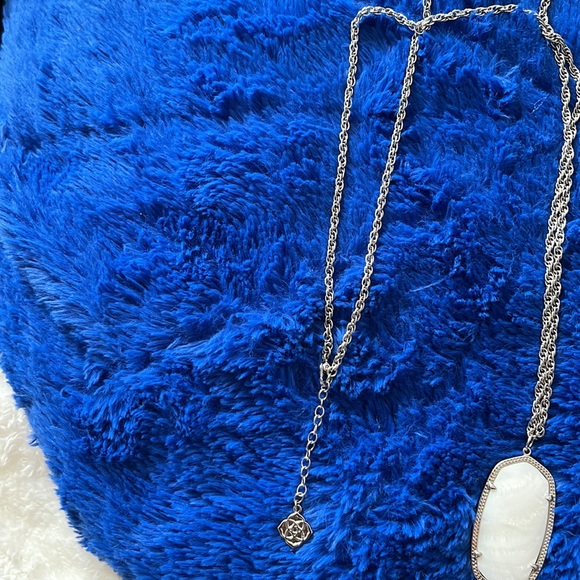 White Kendra Scott necklace - Picture 3 of 4